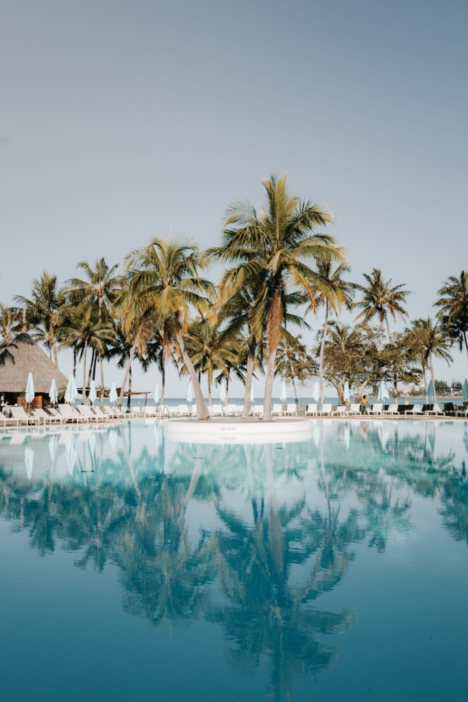 Piscine du Nouméa Resort & Spa face à la mer